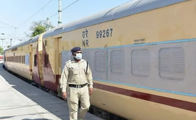 Uttar Pradesh Man Found Dead In Shramik Special Train From Gujarat - Sakshi