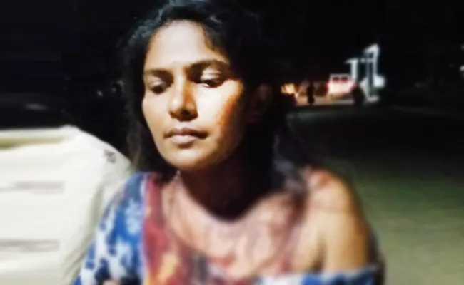 Man Stabbed His Daughter With Goons In Karnataka - Sakshi