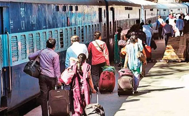 Passengers Violate Social Distancing Norms On Ahmedabad New Delhi Train - Sakshi