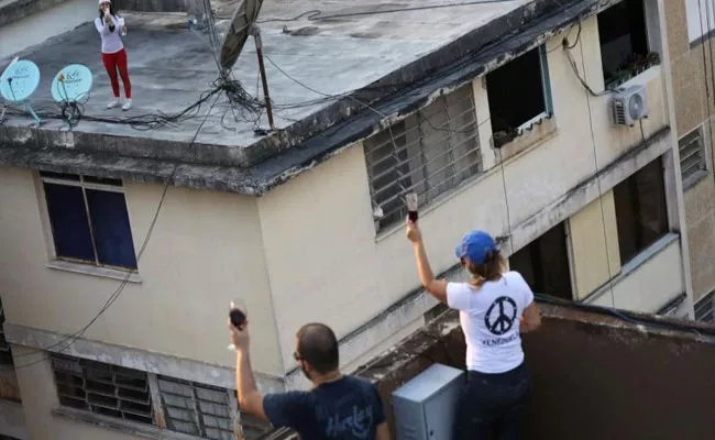 People In Venezuela Pass Wine Across Rooftops To Celebrate Quarantine Days - Sakshi