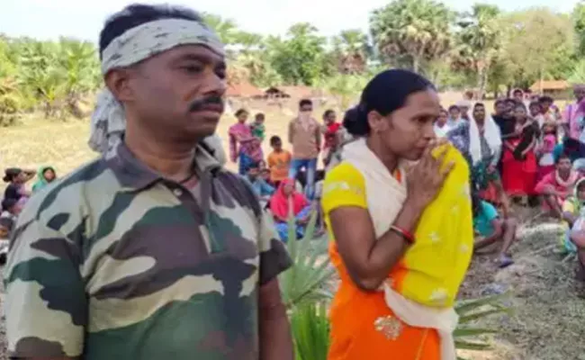 Chhattisgarh Woman Treks For Forest To Rescue Cop Abducted By Maoists - Sakshi