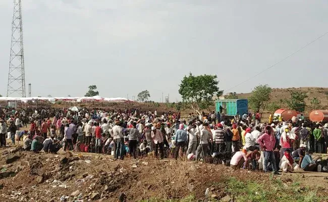 Migrants Throw Stones, Protest Near Madhya Pradesh Border  - Sakshi