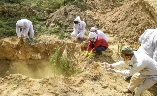 Mortuary Workers Helping With Funerals In Graveyard In Jaipur - Sakshi