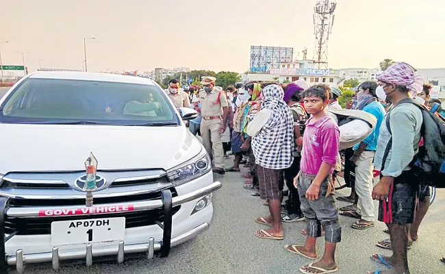 AP CS Neelam Sahni helps Migrant laborers - Sakshi