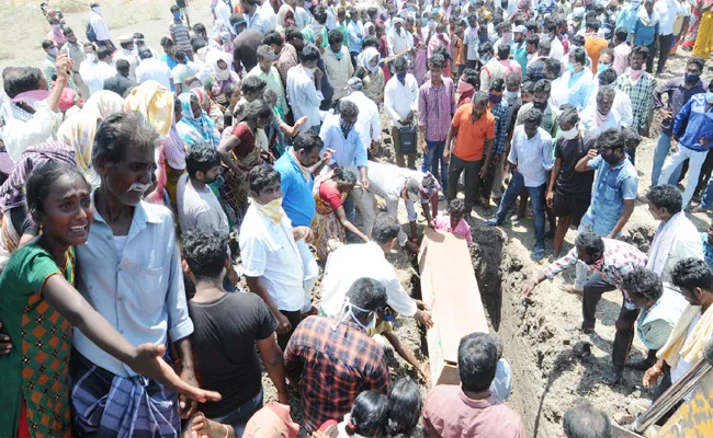 Funeral Programme Complete For Tractor Accident in Prakasam - Sakshi