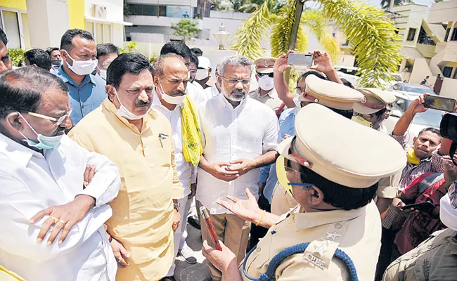 Shock to TDP Leaders In Kakinada - Sakshi