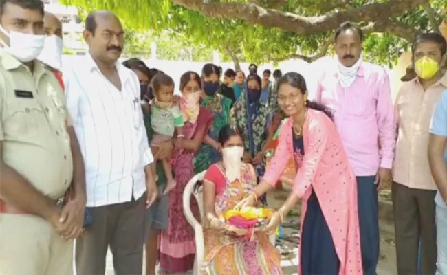 Police Helps To Pregnant Lady In Vijayawada - Sakshi