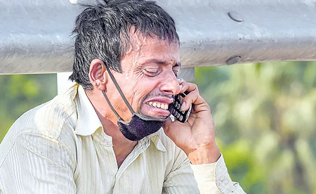 Migrant Worker Ram Pukar Pandit Reached His Home In Begusarai - Sakshi