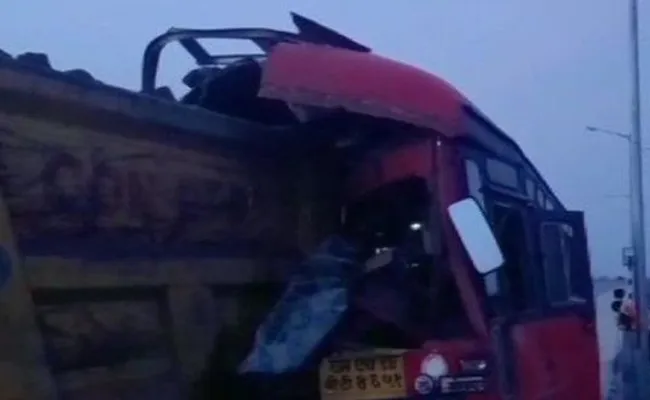 Migrants Killed In A Bus Truck Collision In Maharashtra - Sakshi