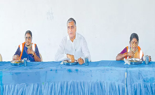 Harish Rao Celebrated May Day Celebrations With Sanitation Workers - Sakshi