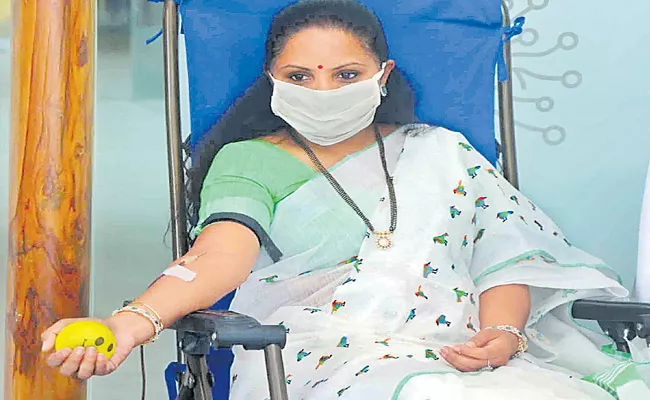 Kalvakuntla Kavitha Donated Blood At Her Residence - Sakshi