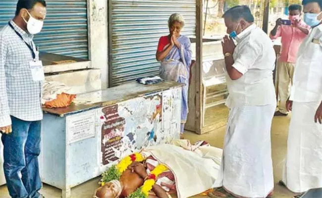 MLA Govindaraju Made Last Rites Of Old Man From Anna Nagar In Tamilnadu - Sakshi