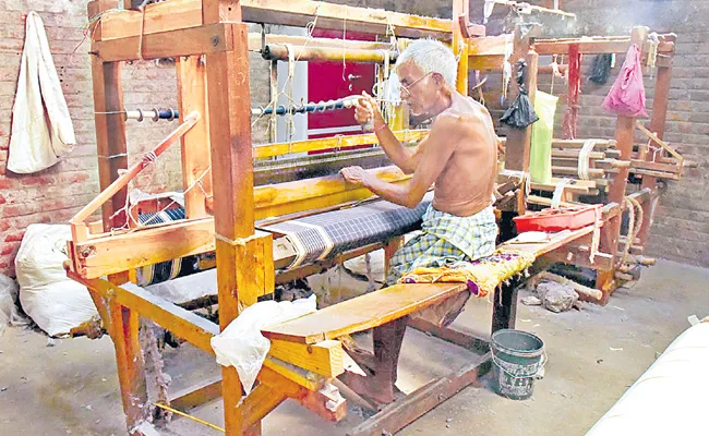 Loom Workers Facing Problems Due To Lockdown In Telangana - Sakshi