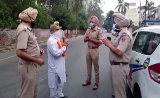 Punjab Police Garlanded Lockdown violators In Ludhiana - Sakshi