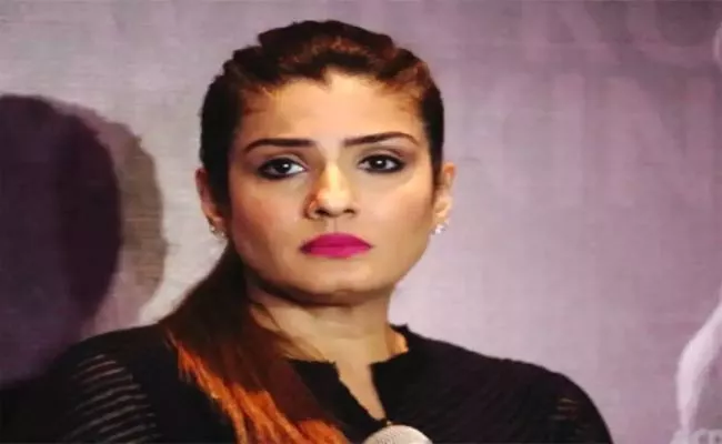 Lockdown: Raveena Tandon Javed Akhtar Oppose Reopening Liquor shops - Sakshi