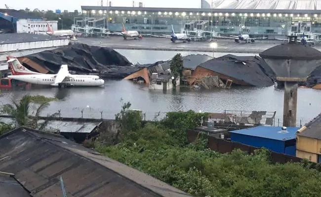 Amphan Cyclone:  Kolkata Airport flooded With Strong Winds - Sakshi