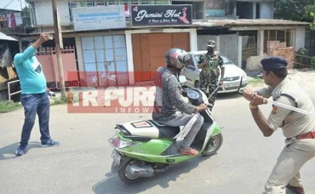 SI Lathi Charge on Common Man in Containment Zone Hyderabad - Sakshi