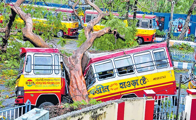 Cyclone Amphan lifeless 72 in West Bengal - Sakshi