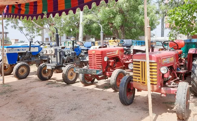 Tractor Thieves Held in Nalgonda - Sakshi