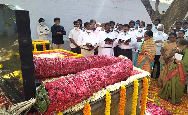 YS Rajareddy death anniversary, Family pays tributes - Sakshi