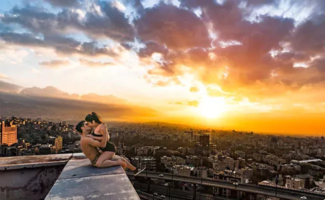 Viral Pic: Iranian Parkour Athlete Arrested Over Rooftop Kiss - Sakshi