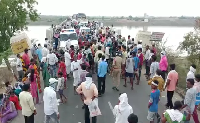 Auto Driver Deceased  By Jumping Into River Godavari In Nirmal - Sakshi