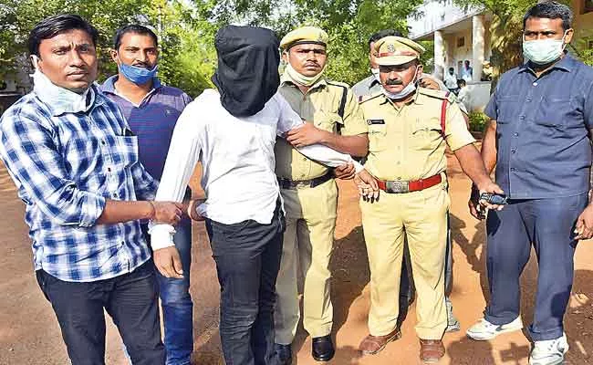 Warangal CP Ravinder Revealed Gorrekunta Murder Case - Sakshi