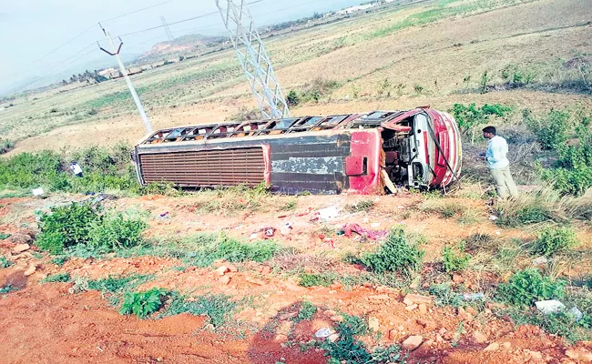 Migrant Worker Bus accident in Srikakulam - Sakshi