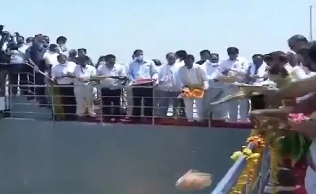 KCR Inaugurates Kondapochamma Sagar Reservoir - Sakshi