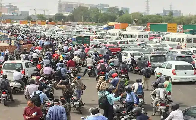 Traffic Jam at Delhi-Gurugram Broader After Haryana Seals The Border - Sakshi