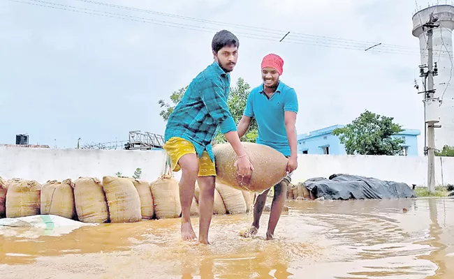 Lot Damage Of Rice Grain And Maize Due To Heavy Rain In Warangal - Sakshi