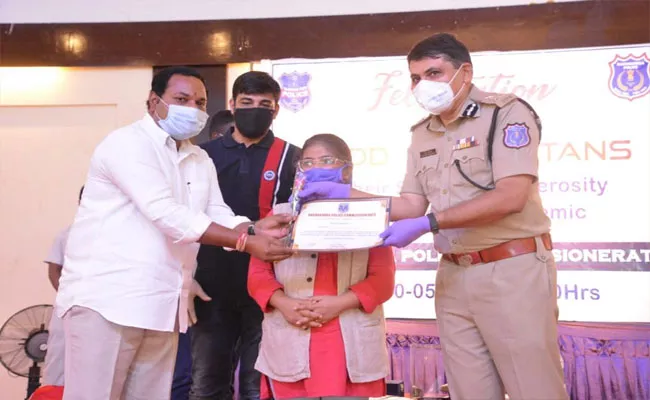 Good Samaritans Felicitated By Rachakonda CP Mahesh Bhagwat - Sakshi