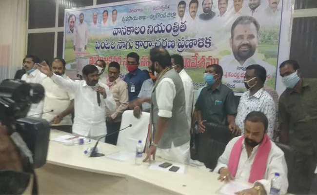 War Of Words Between Jagadish Reddy And Uttam Kumar Reddy - Sakshi