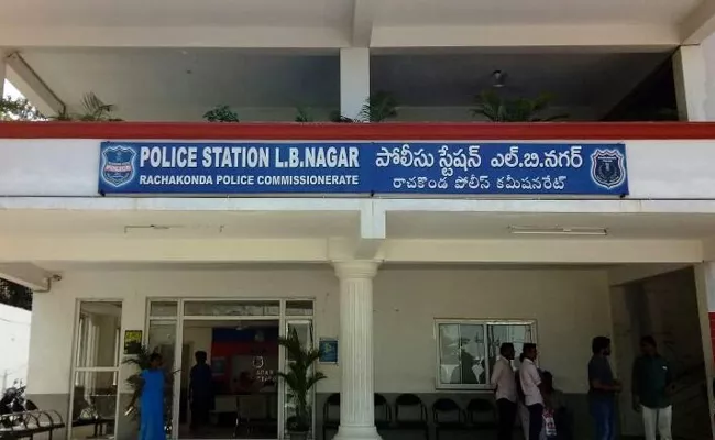 Migrant Workers Protest At LB Nagar Police Station - Sakshi