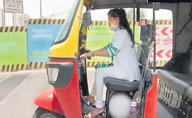 Auto Driver Sheetal Helping Poor People By Free Driving - Sakshi