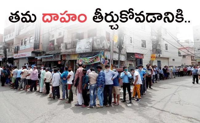 More Than Kilometre Long Queue Outside Liquor Shop in Delhi - Sakshi