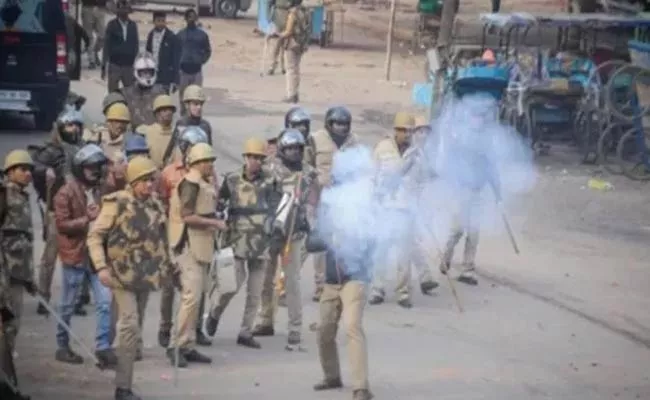 Migrant Workers Clashes With Police in Surat - Sakshi