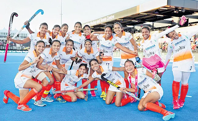 Indian Womens Hockey Team Donates Rs 20 Lakhs - Sakshi