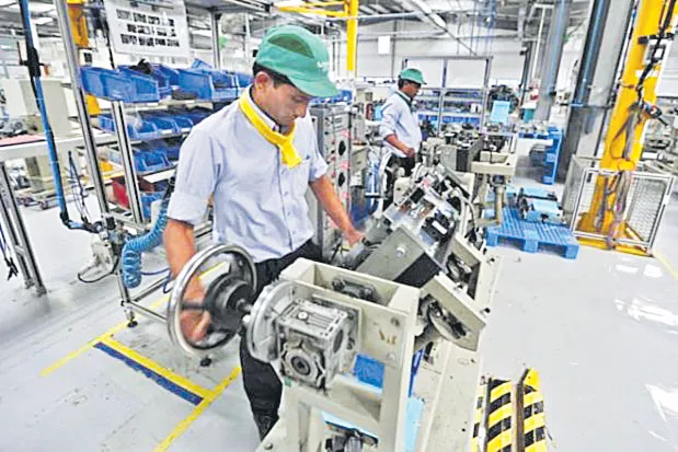 India April manufacturing PMI at record low of 28 persant - Sakshi