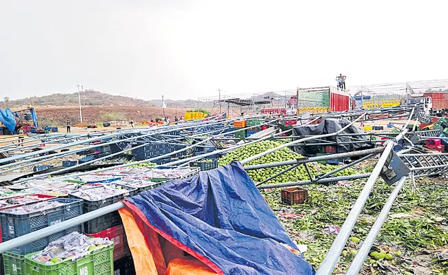 Mango Market Sheds Collapsed At Rangareddy District - Sakshi