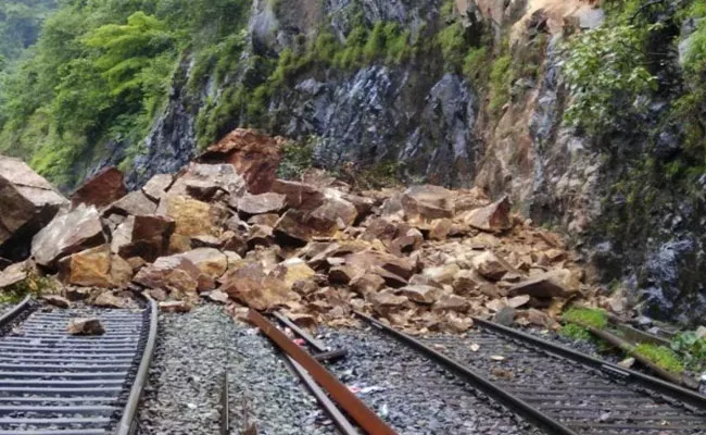 Three Railway Workers Died In Visakha Agency Due to Land Sliding - Sakshi