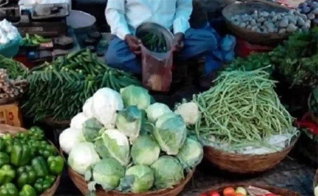 28 Vegetable Sellers Tested Corona Positive In Agra - Sakshi