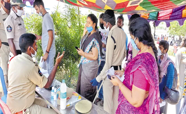 Entrance to AP if only have the correct documents - Sakshi