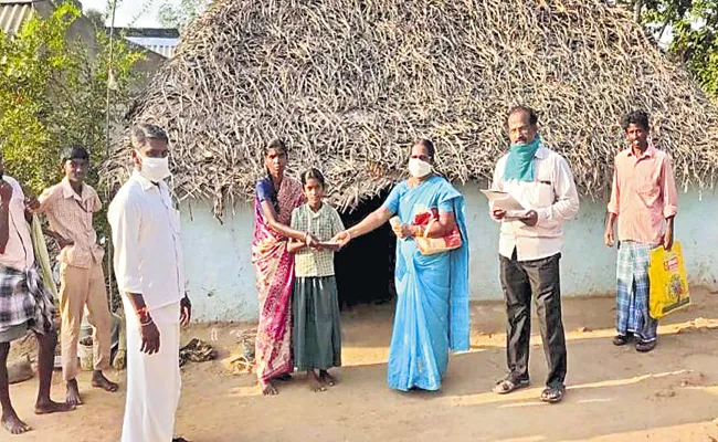 Kannagi Madam helping hand to poor people during lockdown - Sakshi