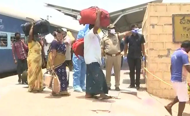 Migrants Reach Guntakal In A Special Train From Mumbai - Sakshi