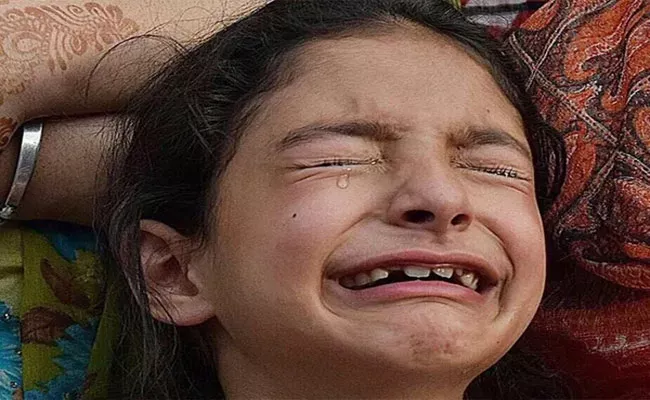 Kashmir COP Tweets Picture of Inconsolable Daughter of Martyred Police Officer - Sakshi