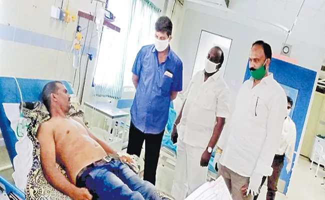 Assassination attempt on YSRCP activist in Ponnur - Sakshi