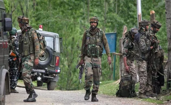 Top Hizbul Commander Trapped In Kashmir Encounter - Sakshi