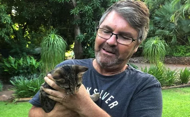 Australia Man Saves His Kitten Life From Python - Sakshi