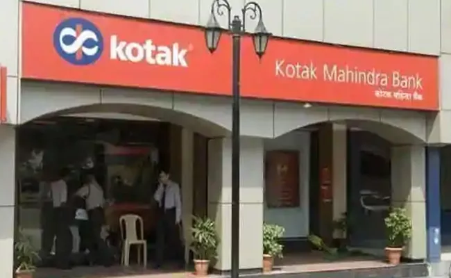 Kotak Mahindra Bank cuts for all staff earning above Rs 25 lakh - Sakshi